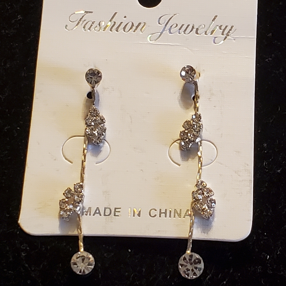 Silvertone '90s style dangle earrings with clear rhinestones